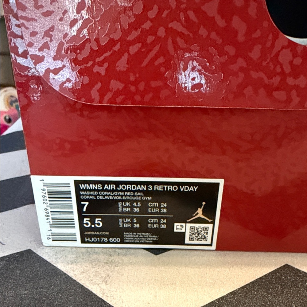 Jordan 3 Valentines women’s - Picture 3 of 6